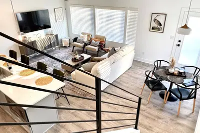 Image de Brand New! ! Raleigh Lux 👑, Prime Location! 5⭐️’s