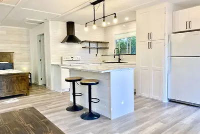 Image de Lil Q Modern Cottage - 3 min from the beach!