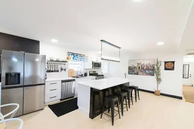 Image de New Remodel/5 Rooms/3Full bathrooms/6TVs/3Kings3Queens/Baby/Dog friendly