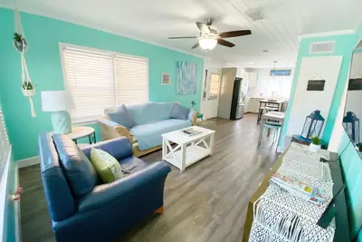 Image de Seas The Day ~ Cozy getaway in the heart of town w/ a privately fenced back yard