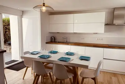 Image de Maison Rénovée au Cœur de Carantec Avec Spa