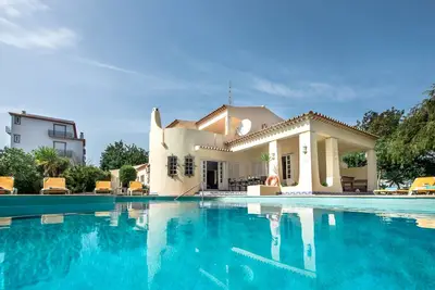 Image de Casa Das Amendoeiras. Popular for stag & hens as well as a family favourite! 🥳