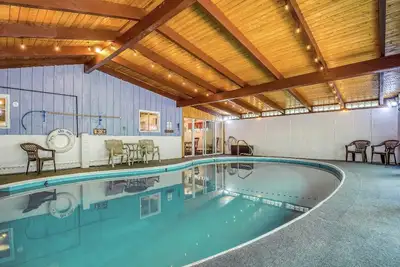 Image de Expansive lodge| 9 Br | Indoor Pool | Sauna | Game Room | 3 Bath