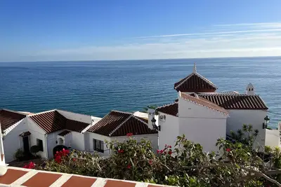 Spectaculaire vue panoramique sur la mer à Nerja.