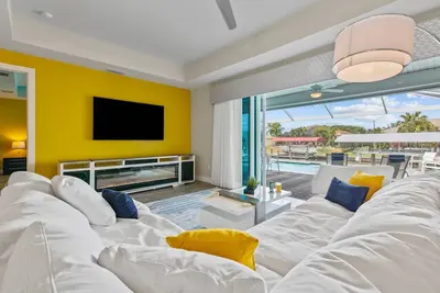 Image de Modern, child-friendly villa with heated pool, right on the water with boat lift