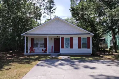 Image de Centrally Located 10 minutes to the beach