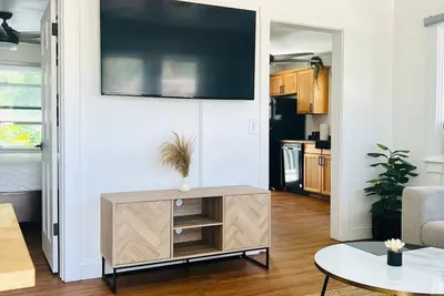 Image de Cozy 2 Bedroom Cottage 2 Minute Walk to the Coast