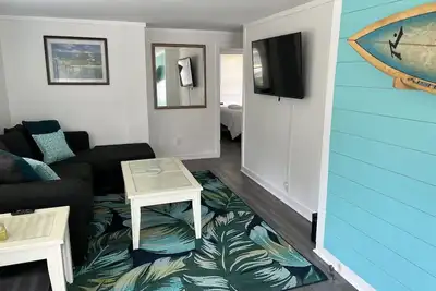 Image de The Beach Bungalow! Newly Renovated. Minutes from Wb.