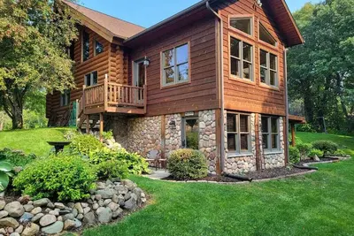 Image de Relaxing Country Log House on 65 wooded acres