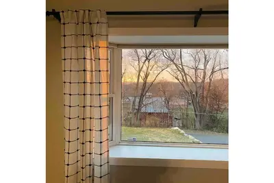 Image de Cheerful two bedroom home in quiet neighborhood. Sun Porch ~ Patio ~ Large yard