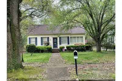 Image de Charming 1930's Euclid Ave Bungalow