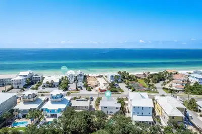 Image de Super Easy Beach Access! ! Private pool! Dog Friendly with Fenced Yard! !