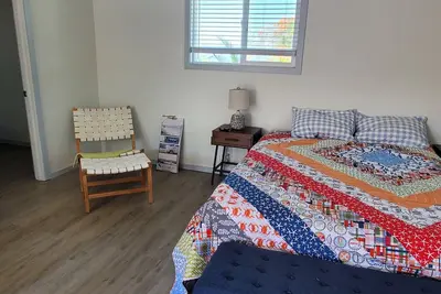 Image de Paddles Too:  Cozy Cottage in a quiet neighborhood.