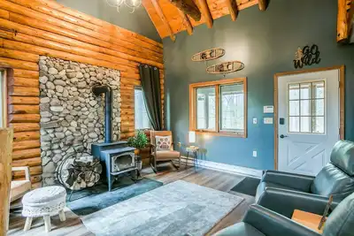 Image de Beautiful Log Cabin Tucked Away on 5 Acres