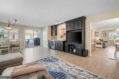 Image de Beautiful 4 bed, 4 bath - 3 blocks to beach