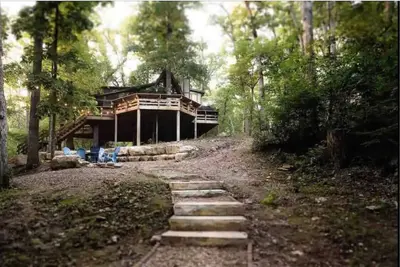 Image de Innsbrook Falls Hideaway - Roomy lakefront Chalet w/ spacious deck & firepit