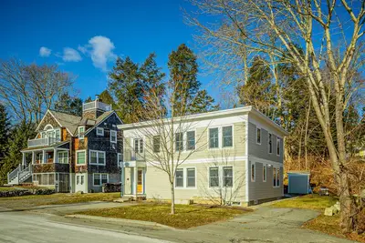 Image de Waterfront Duplex, walkable, harbor views, Ac, dog friendly