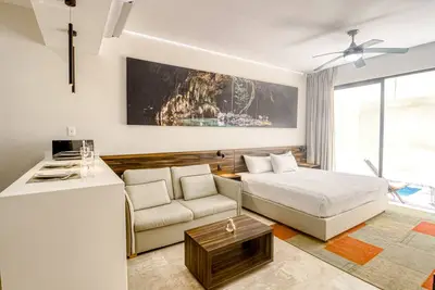 Delightful condo with a kitchenette, fitness room, rooftop pool