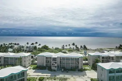Image de Lagoon front apartment w\/shared pool - two minutes from the beach