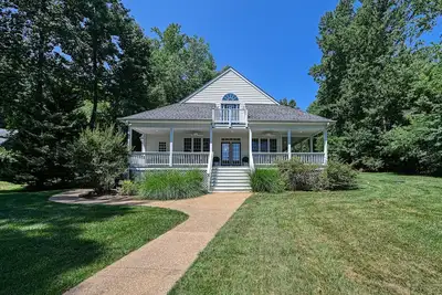 Image de Charming lakefront home with kayaks, dock, firepit, central Ac, & washer\/dryer
