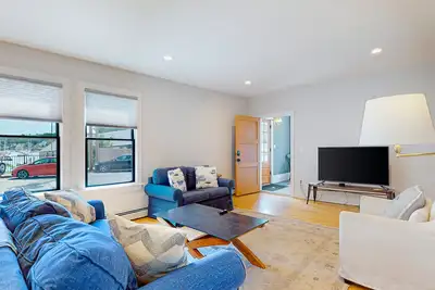 Image de Waterfront, walkable home with beautiful kitchen & washer/dryer - dog-friendly