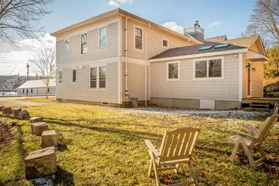 Image de Waterfront, walkable, updated home with harbor views &  partial Ac