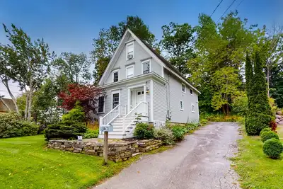 Image de Gorgeous, walkable home with water view, deck & washer/dryer - snowbird-friendly