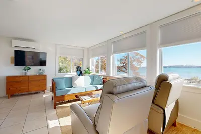 Image de Waterfront home with ocean views, beach access, Ac & washer/dryer - dog-friendly