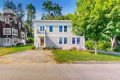 Image de Waterfront & walkable triplex - harbor views, Ac, dog-friendly