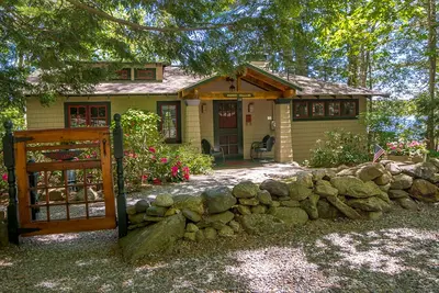 Image de Waterfront home with pond views - dock, canoe, washer/dryer & full kitchen