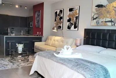 Image de Brickell Bliss Studio + Amenities. Steps to Best Bars, Eats & Mall. Relax & Play