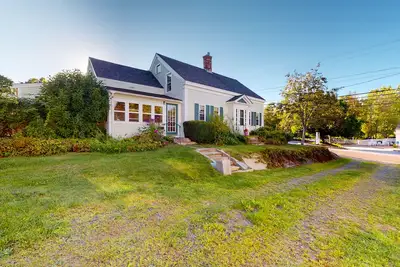 Image de Updated 1820’s cape - walk to town center, harbor, farmer’s market & restaurants