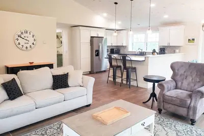 Image de Mountainview home on a large lot with electric fireplace- near skiing