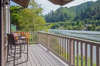 Image de Delightful riverfront home with dock, game room, fast WiFi, kayaks & grill