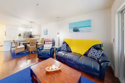 Image de Water-view condo with screened patio, grill, washer\/dryer & central Ac