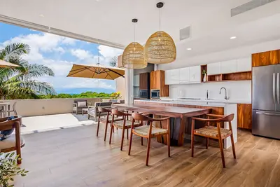 Image de Ocean-view getaway with patio, grill, roof deck, & on-site pools