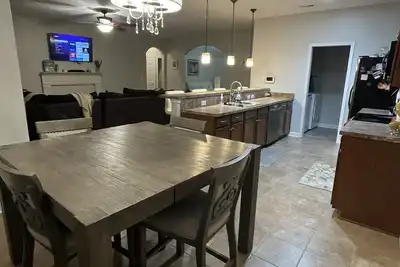 Image de Luxurious 4 bedroom 2bath Bungalow w/ Private Backyard Oasis