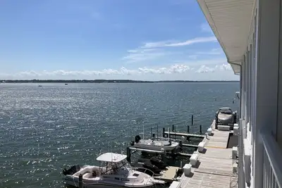 Image de Renovated bayfront condo with water-view balcony & fast WiFi - walk to beach