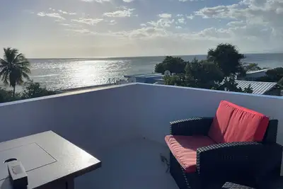 Image de Waterfront 4 story beach house on Hidden Beach with Air