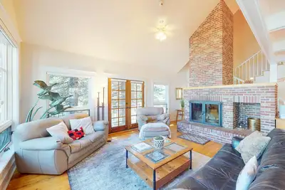 Image de Charming lakefront home with private dock, patio, fireplace, & WiFi