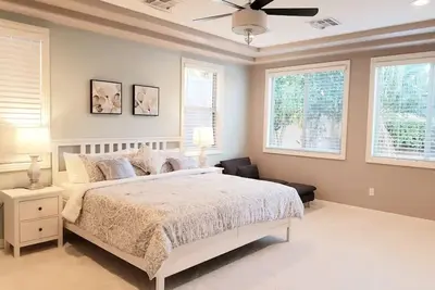 Image de Lux 3br 3ba Single Story House, Near Strip!