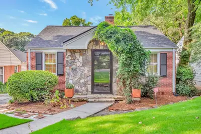 Image de Cozy Midtown retreat with skyline views, private yard, deck, firepit, & W/D