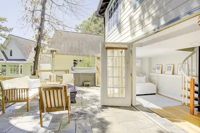 Image de New Listing! Waterfront cottage, hot tub, fire pit, gated community, pier, kayak