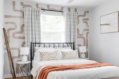 Image de Stylish 4 bedroom house with outdoor dining and fenced backyard.