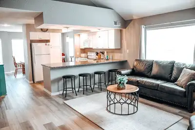 Image de Walk to Indoor/Outdoor Pools, Golf, Pickleball, Etc—Updated in Pointe Royale!