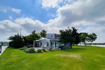 Image de Waterfront retreat & guest house with swimming, boat moorage, deck, & grill