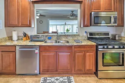 Image de Quiet Anaheim Home w/ Pool, 5 Mi to Disney!