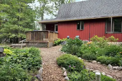 Image de Quiet Cottage in the Woods on the Edge of Town