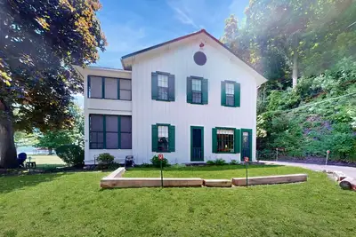 Image de Gorgeous dog-friendly lakefront cottage with full kitchen and grill