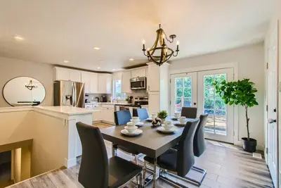 Image de New, Spacious 5b w/Backyard |Pet Friendly| Near Dt